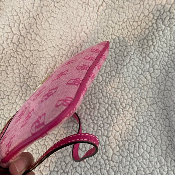 💯 Authentic Pink Dooney and Burke wristlet - Picture 3 of 6